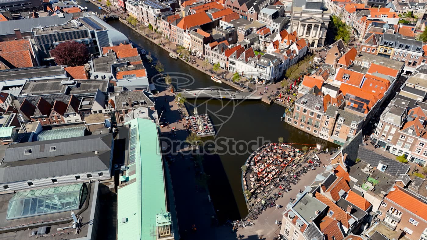Terrasjes langs gracht in Leiden