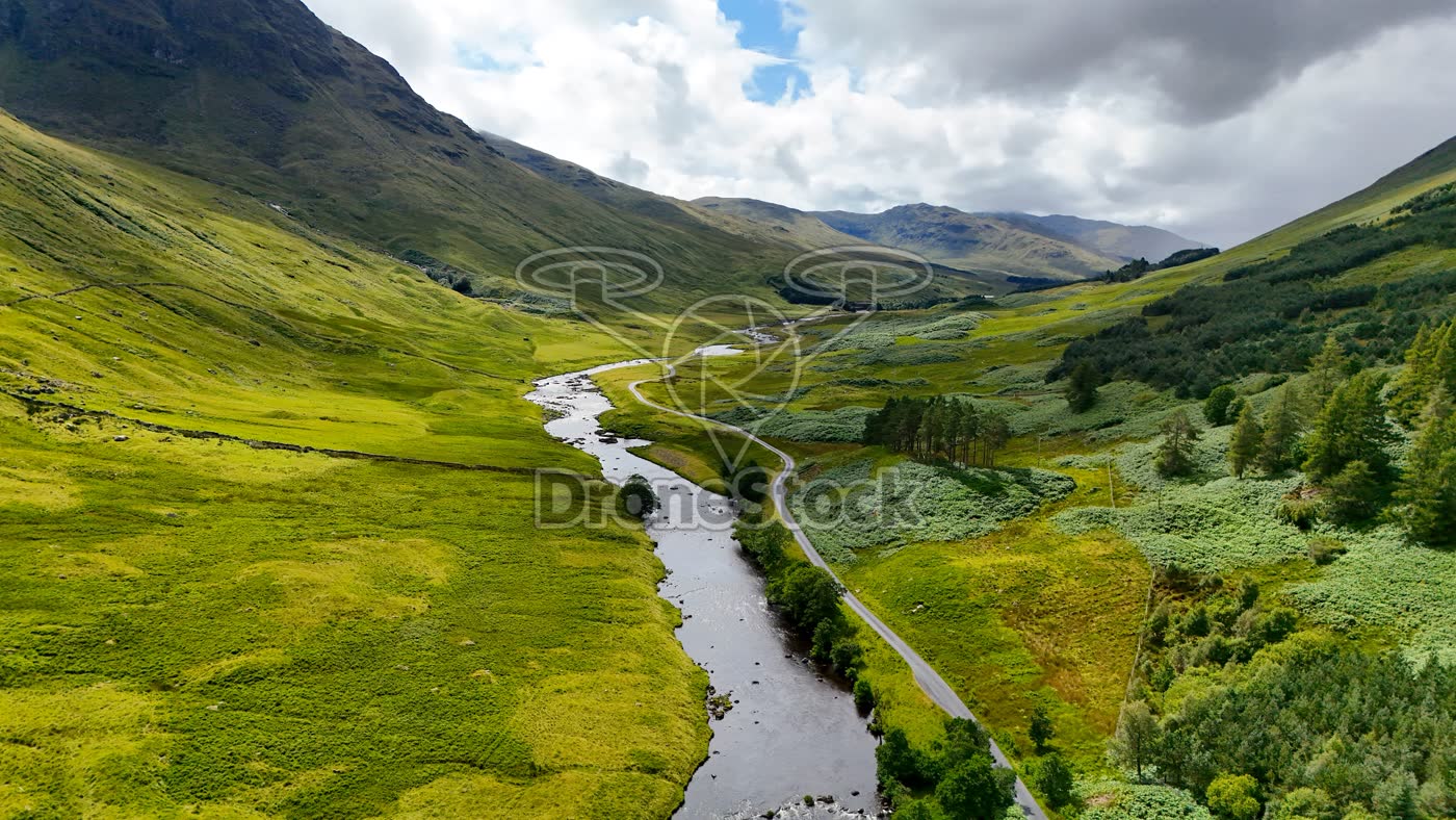 Glen Lyon dal en kronkelende rivier