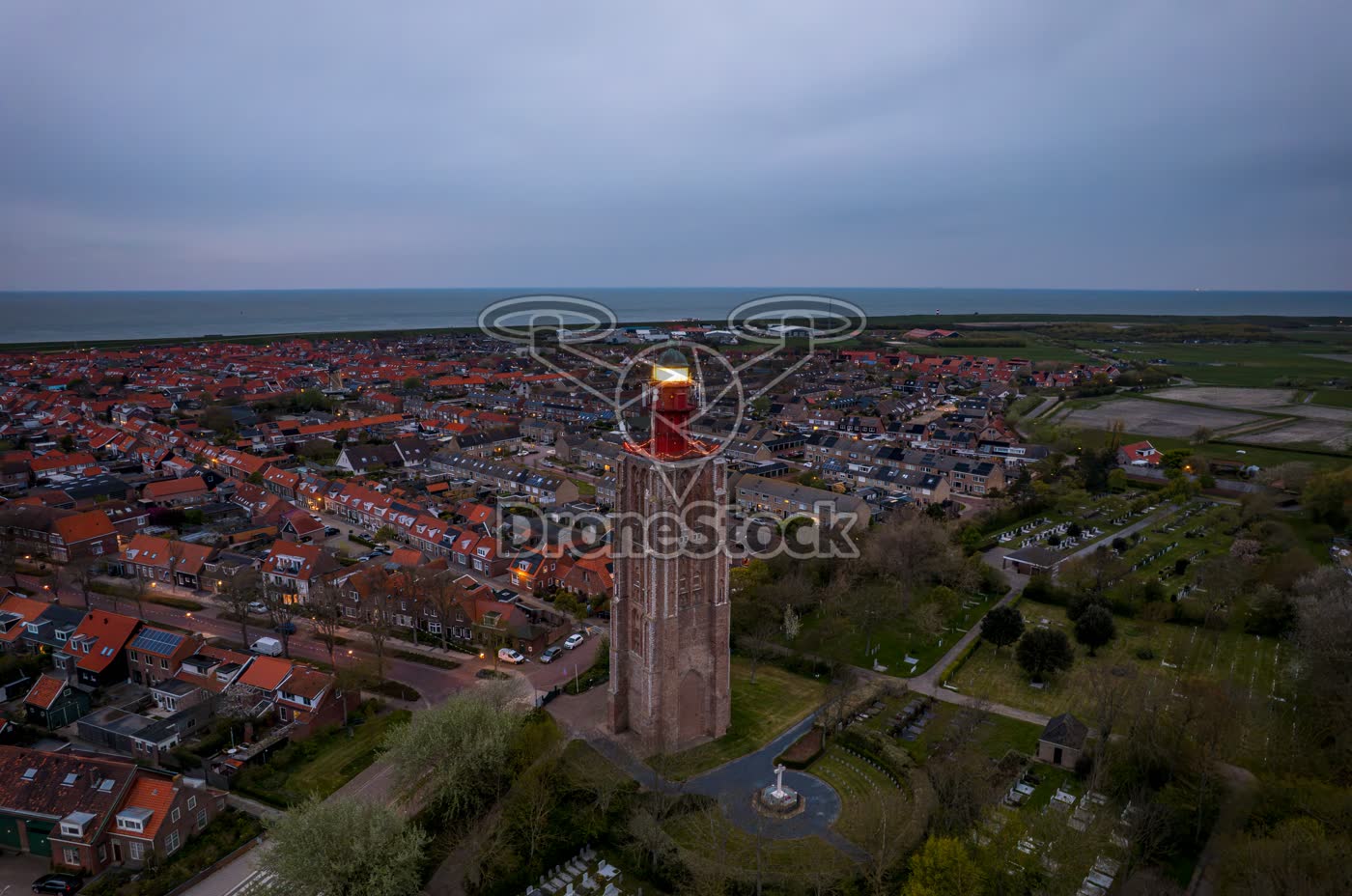 Ruim perspectief op Het Hoge Licht en dorpskern Westkapelle