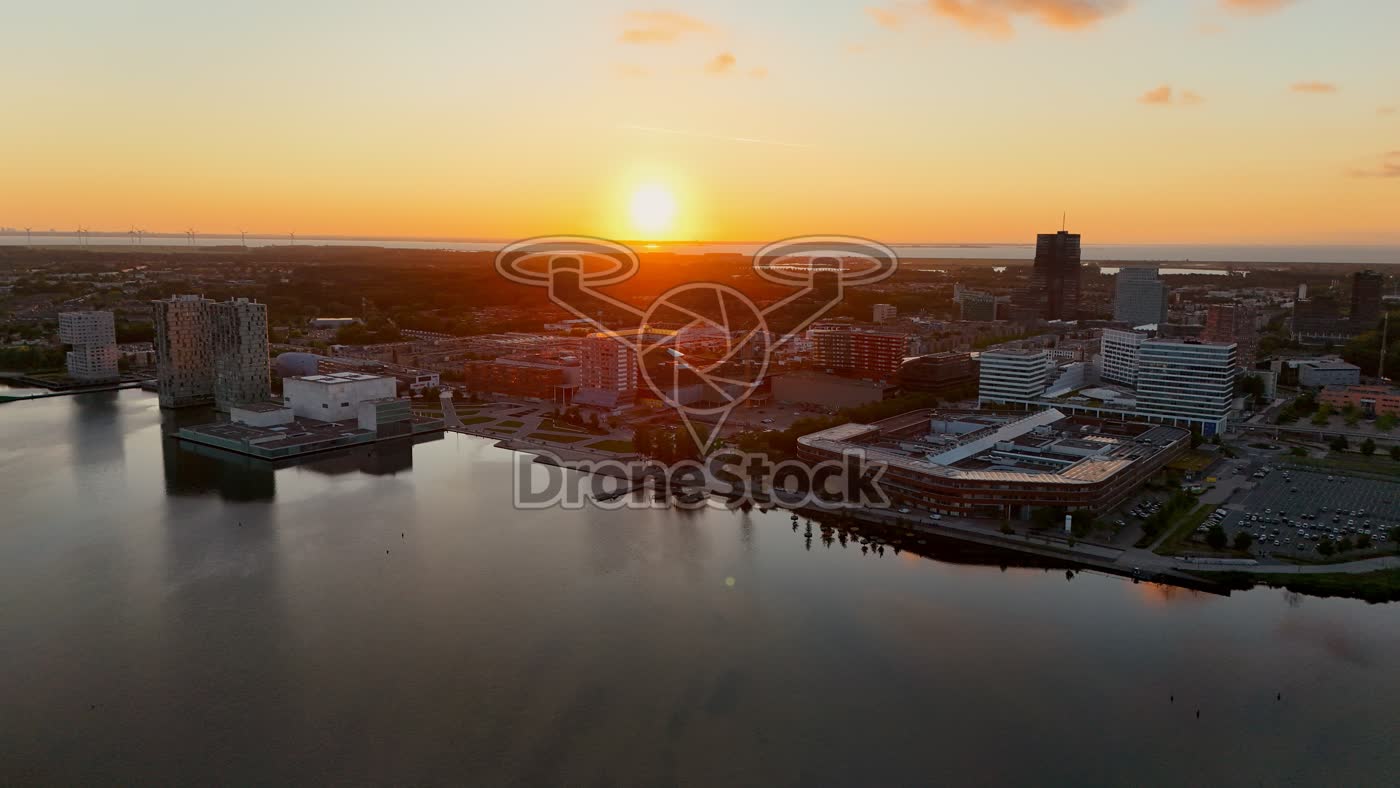Almere skyline bij zonsondergang