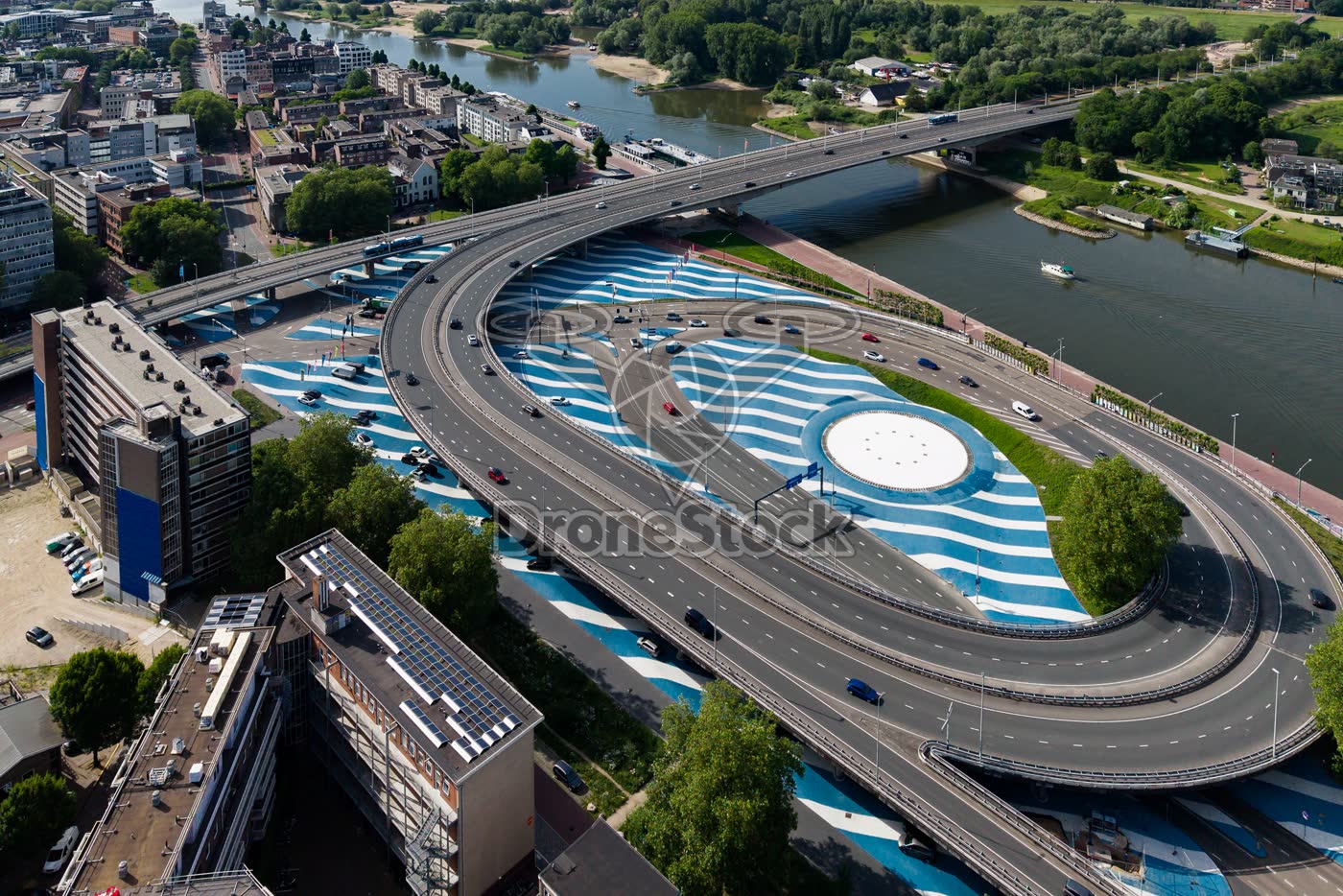 Kunstwerk "Blauwe Golven" bij Rijnkade in Arnhem