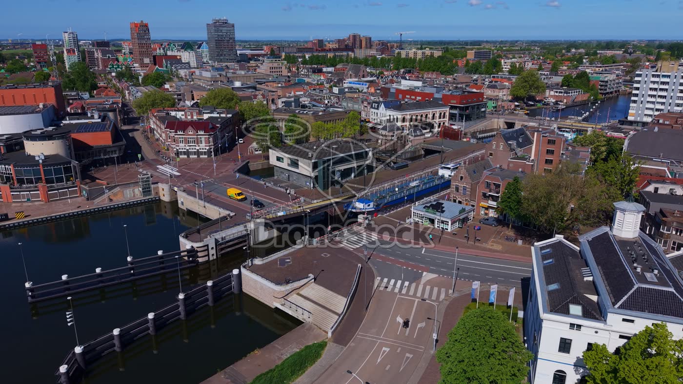 Centrum Zaandam aan de Zaan met Wilhelminabrug en Wilhelminasluis 2