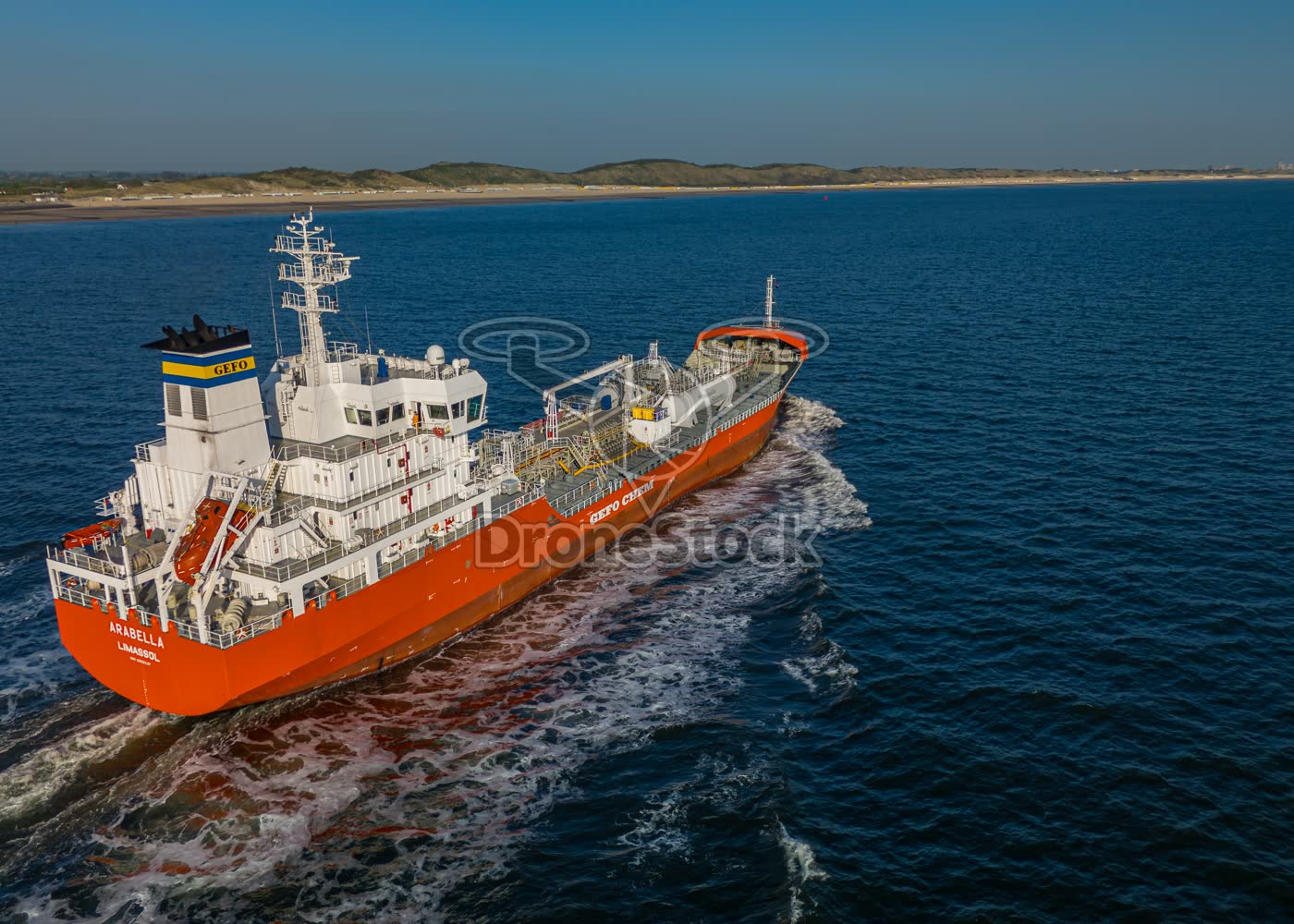 Tanker Arabella vaart langs de duinen van Zoutelande