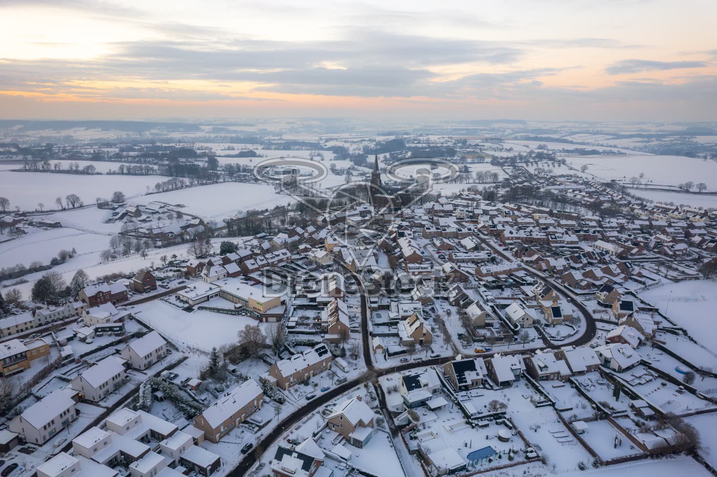 Panoramisch winterluchtfoto van het besneeuwde bergdorp Vijlen