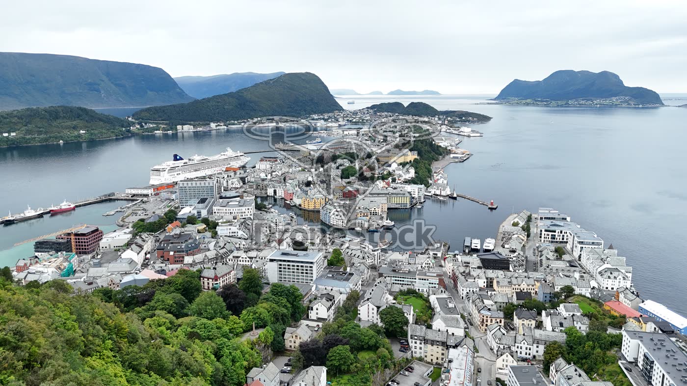 Ålesund met cruiseschip en haven
