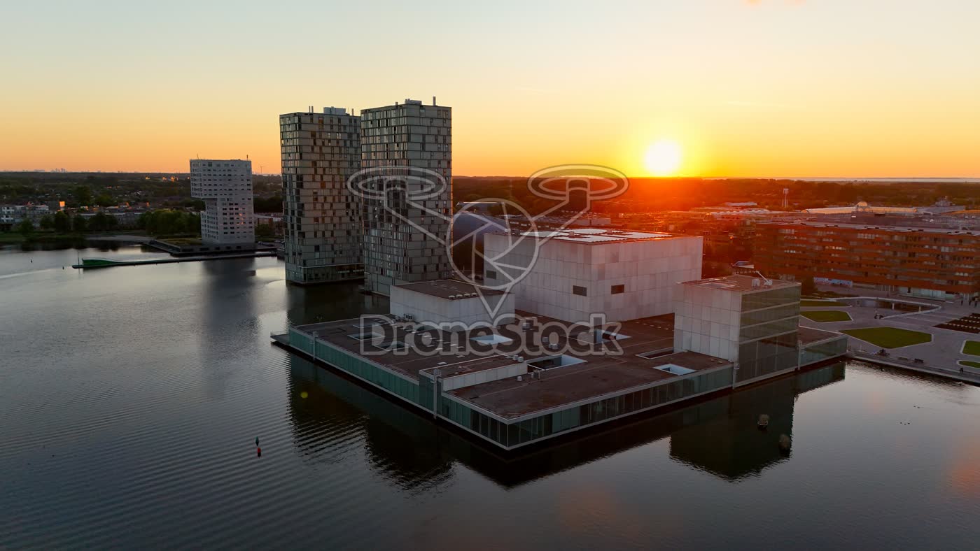 Kunstlinie Almere Flevoland bij zonsondergang