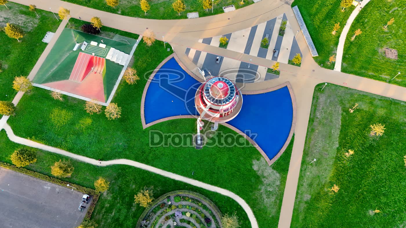 Almere - Poort Het Klokhuis van schuin omhoog in Cascadepark