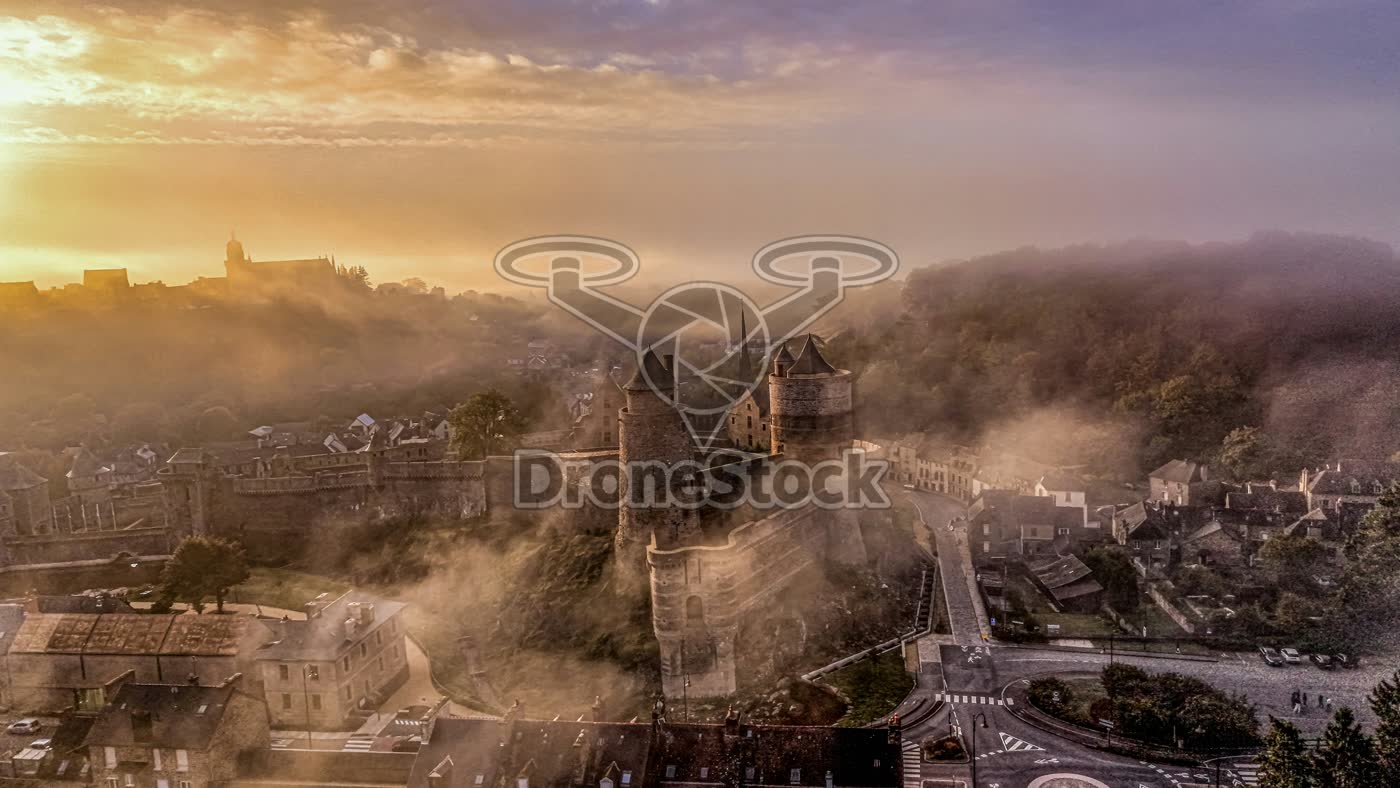 Mistige zonsopkomst bij kasteel Fougères