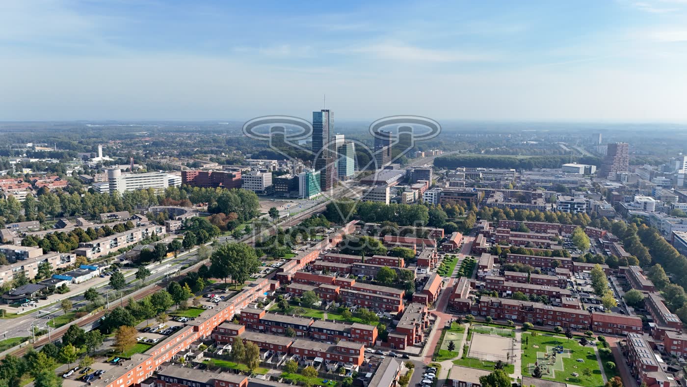 Skyline Almere Centrum en zicht op Stedenwijk en station Almere Centrum