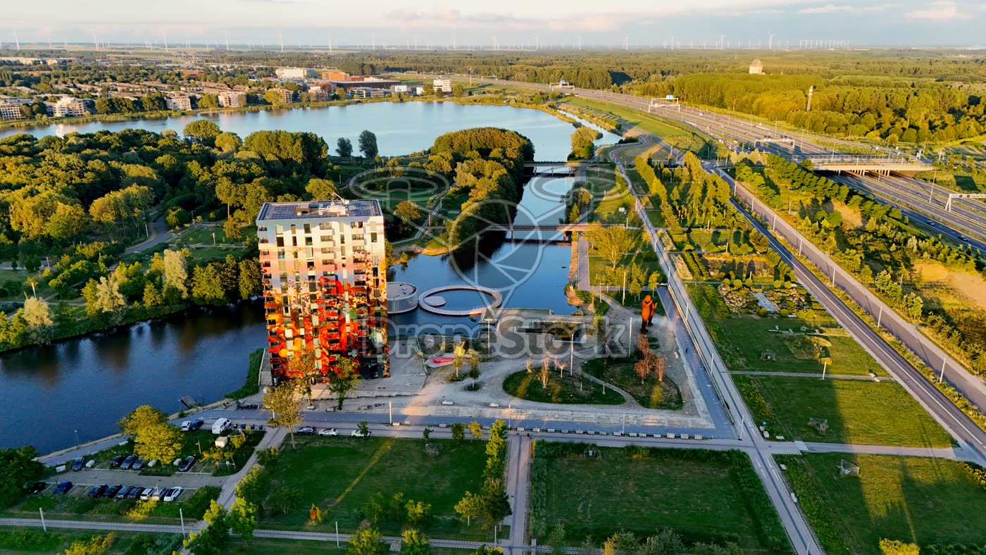 Gekleurde woontoren bij water, Almere