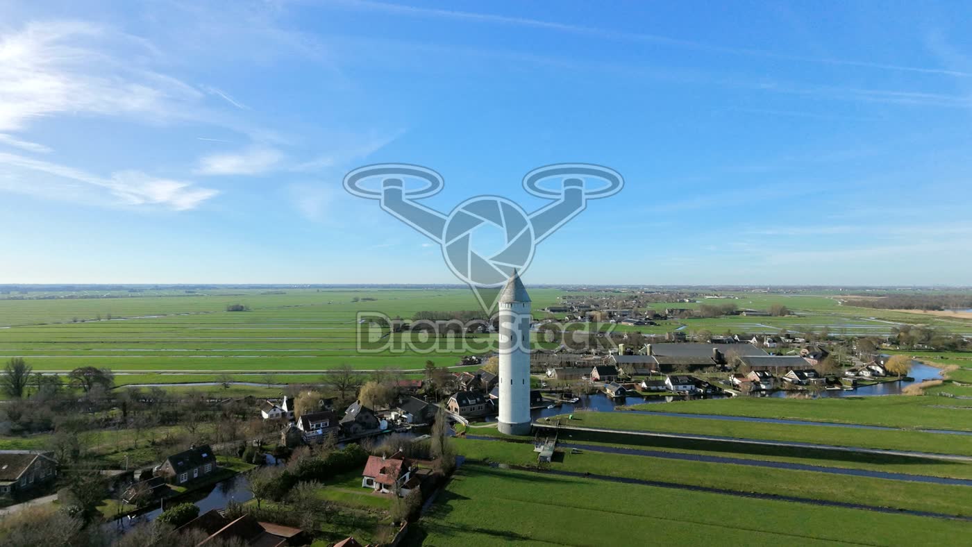 Watertoren boven polderlandschap