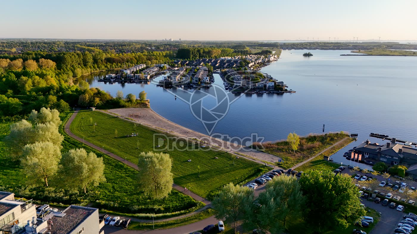 Huizen aan water bij Almere