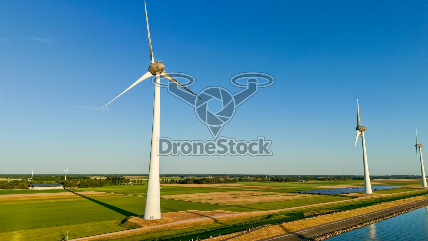 Windturbines boven polder Creil