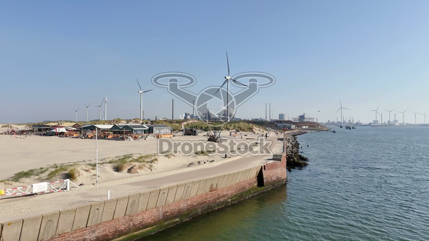 Strand Noordpier met industrie bij Velsen-Noord 2