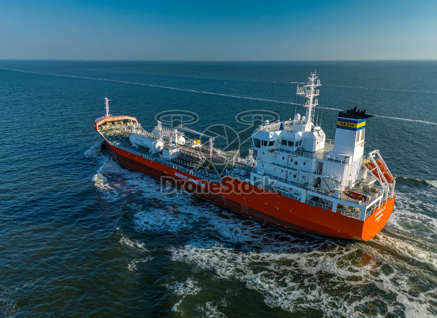 Chemicalientanker Arabella op de Noordzee bij Zoutelande