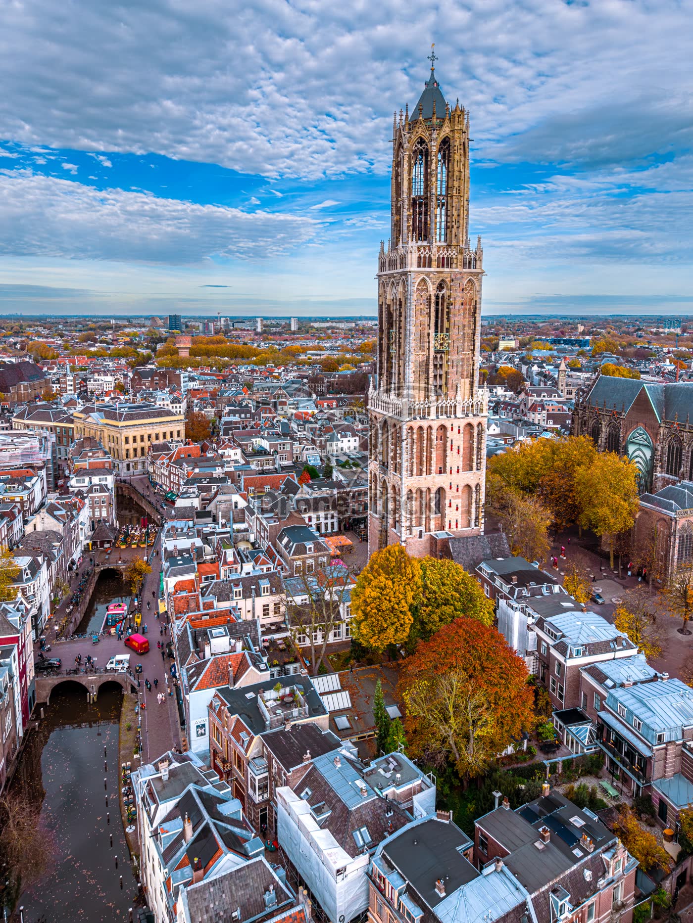 Domtoren boven Utrecht centrum