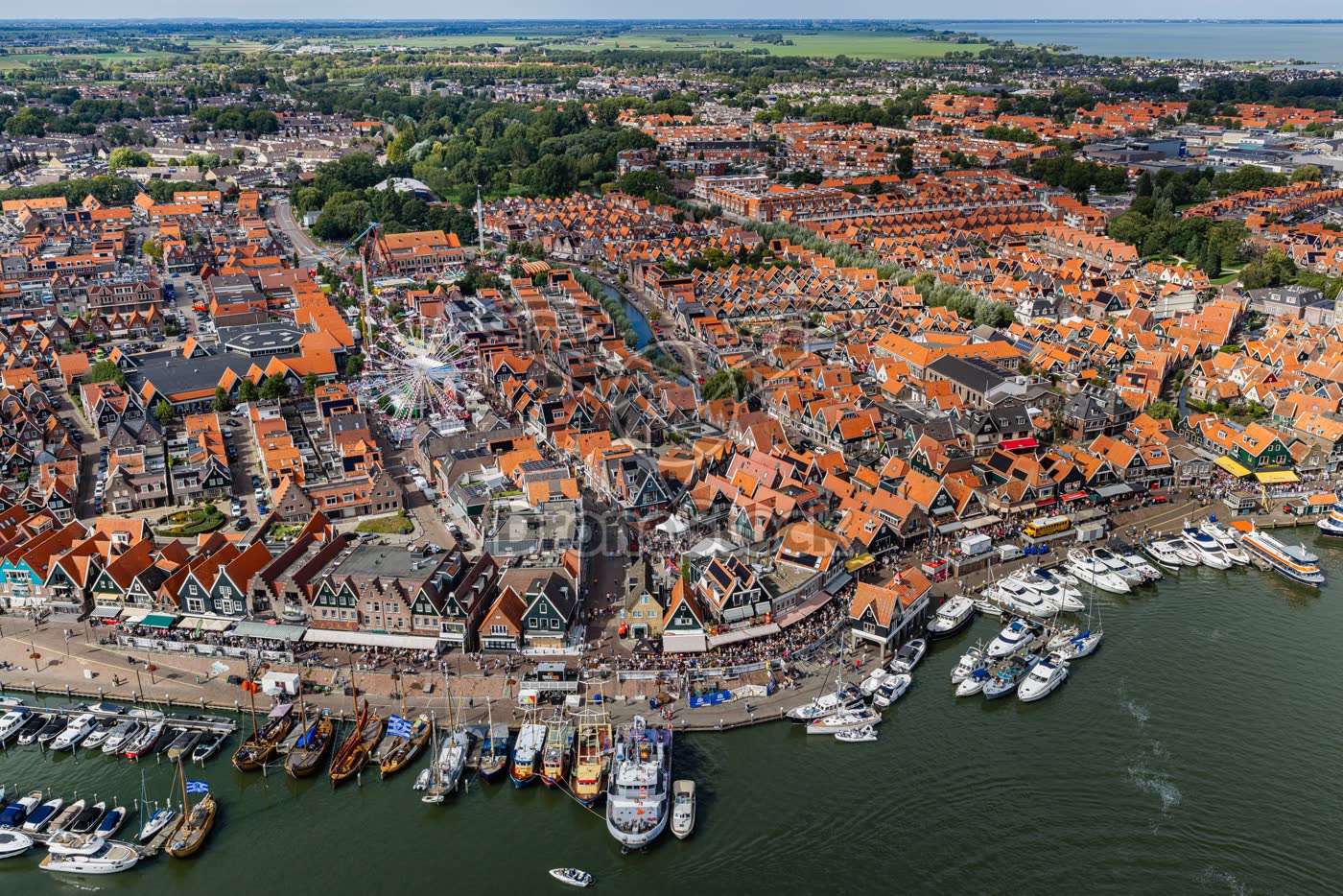 Volendam haven met kermis