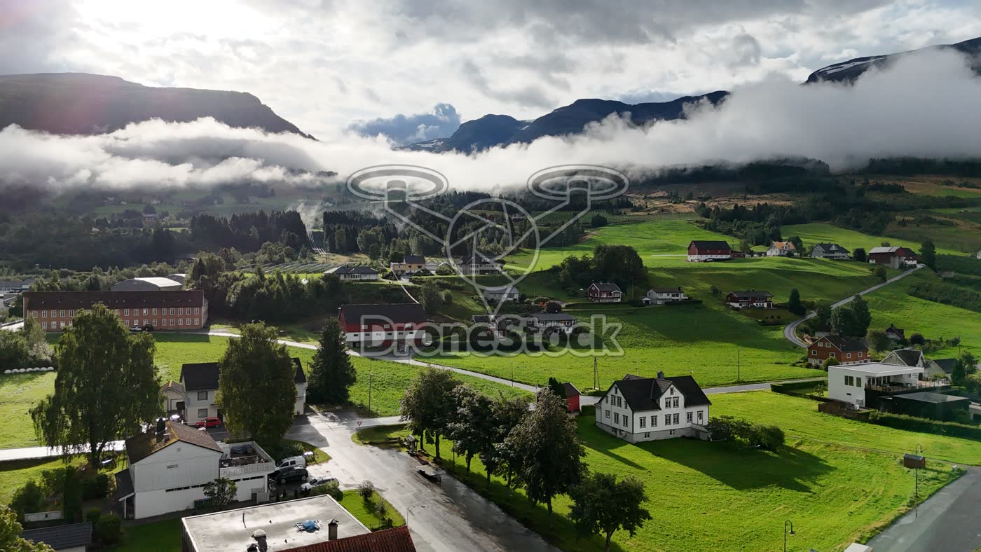 Innvik dorp onder laaghangende wolken