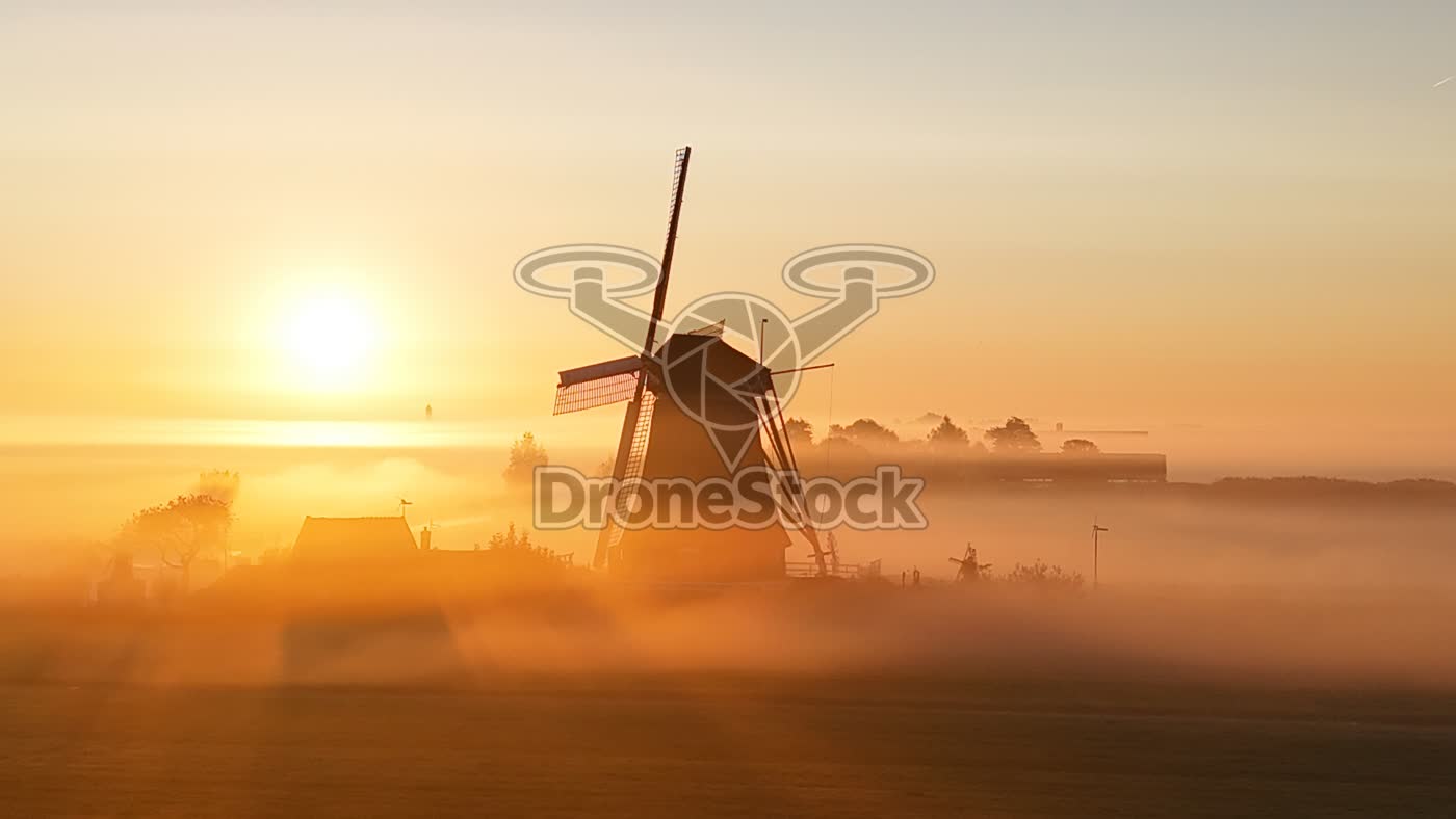 Mistige zonsopkomst