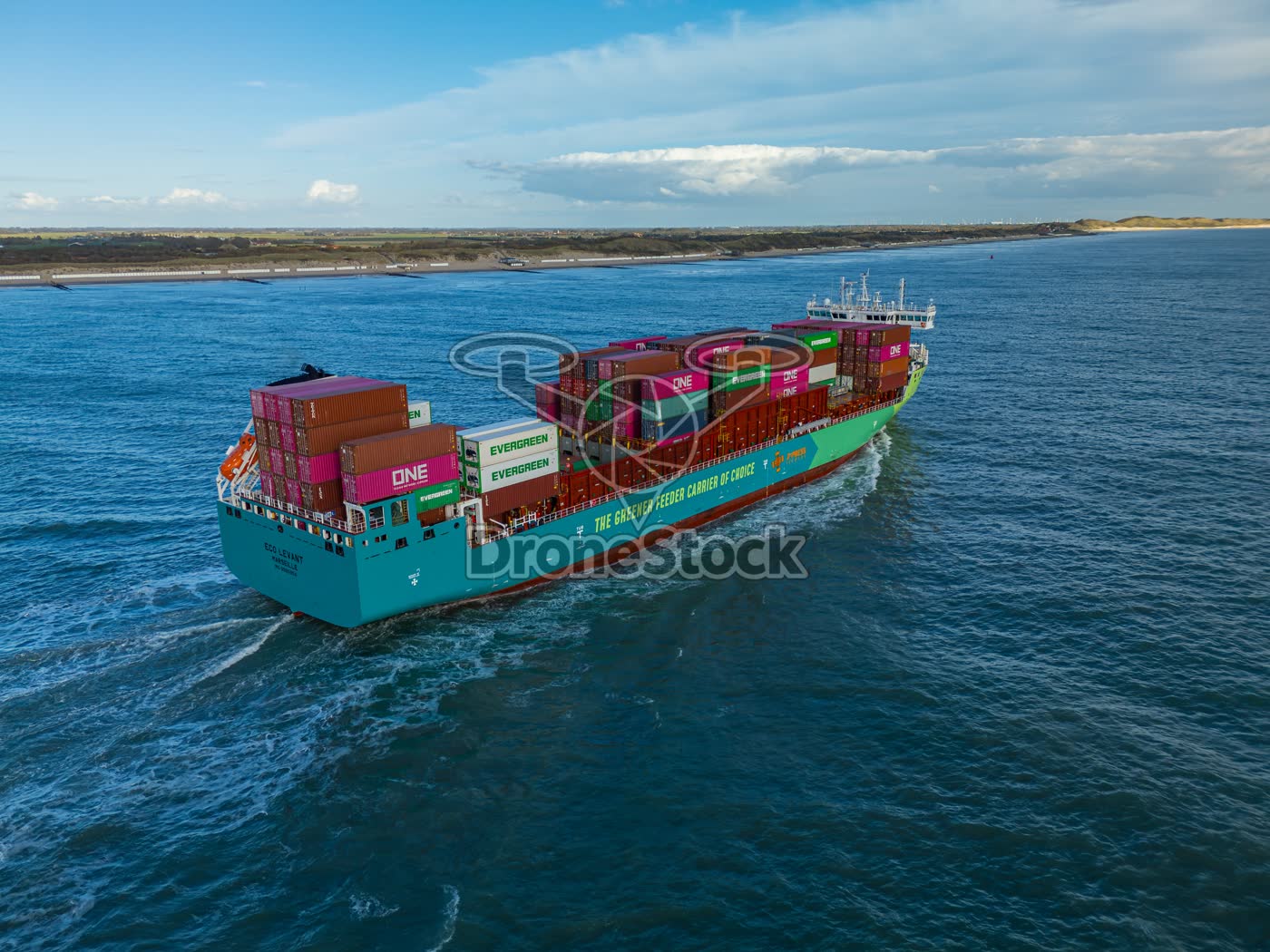 Achterzijde en schuimspoor containerschip Eco Levant uit de lucht