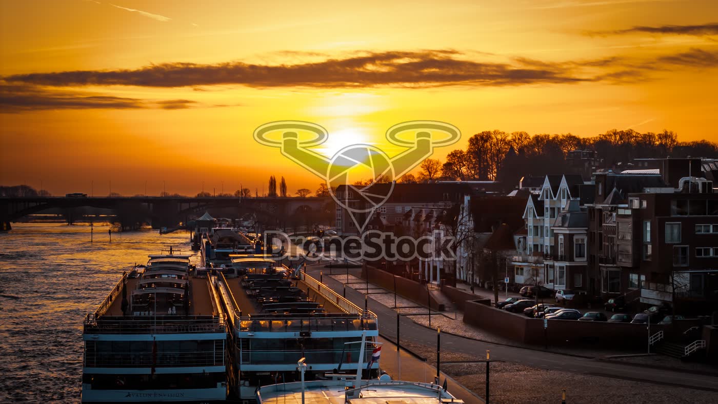 Waalkade Nijmegen bij zonsopgang