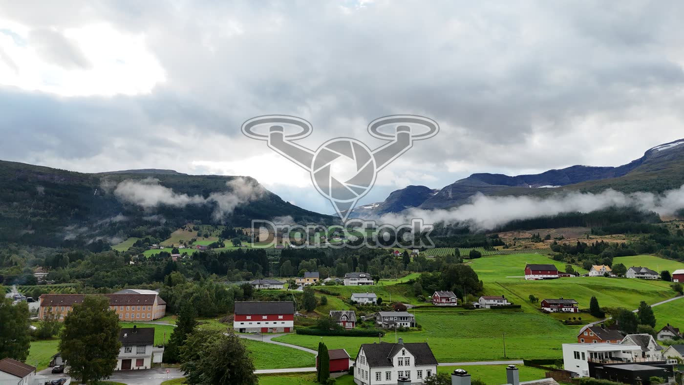 Innvik dorp en groene vallei