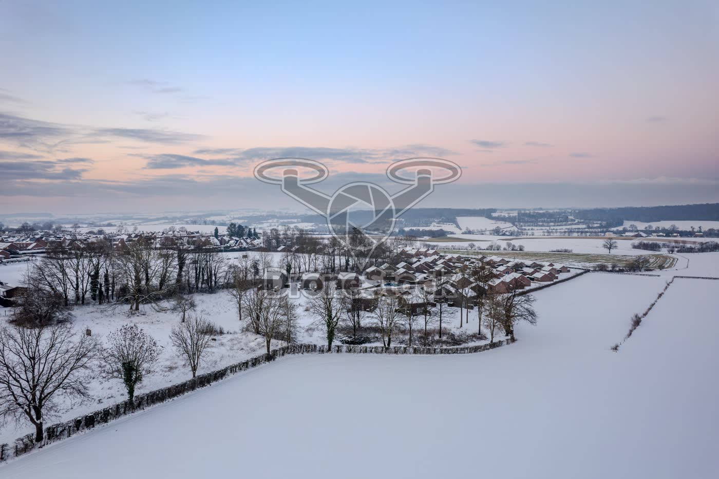 Besneeuwd dorp Vijlen in de avond