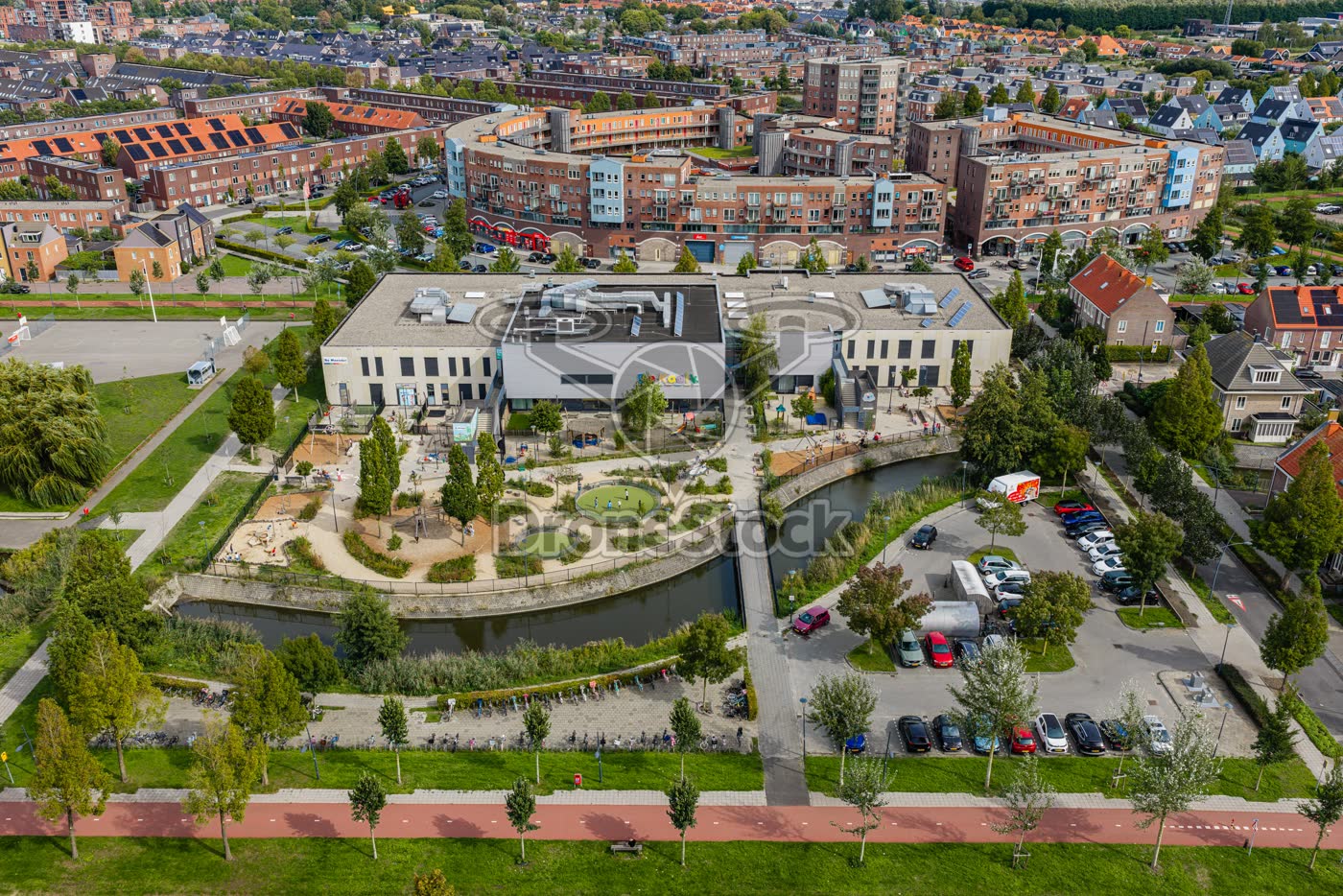 Scholengebouw De Kaaik met speeltuin aan de Parkrijklaan