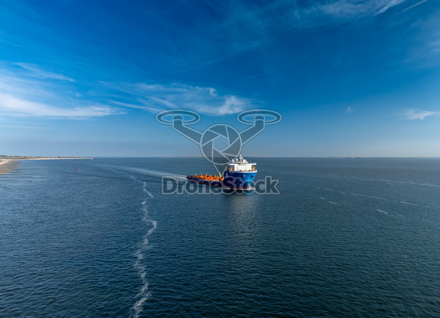 Zwaarliftschip GPO Grace vaart langs de kust van Westkapelle