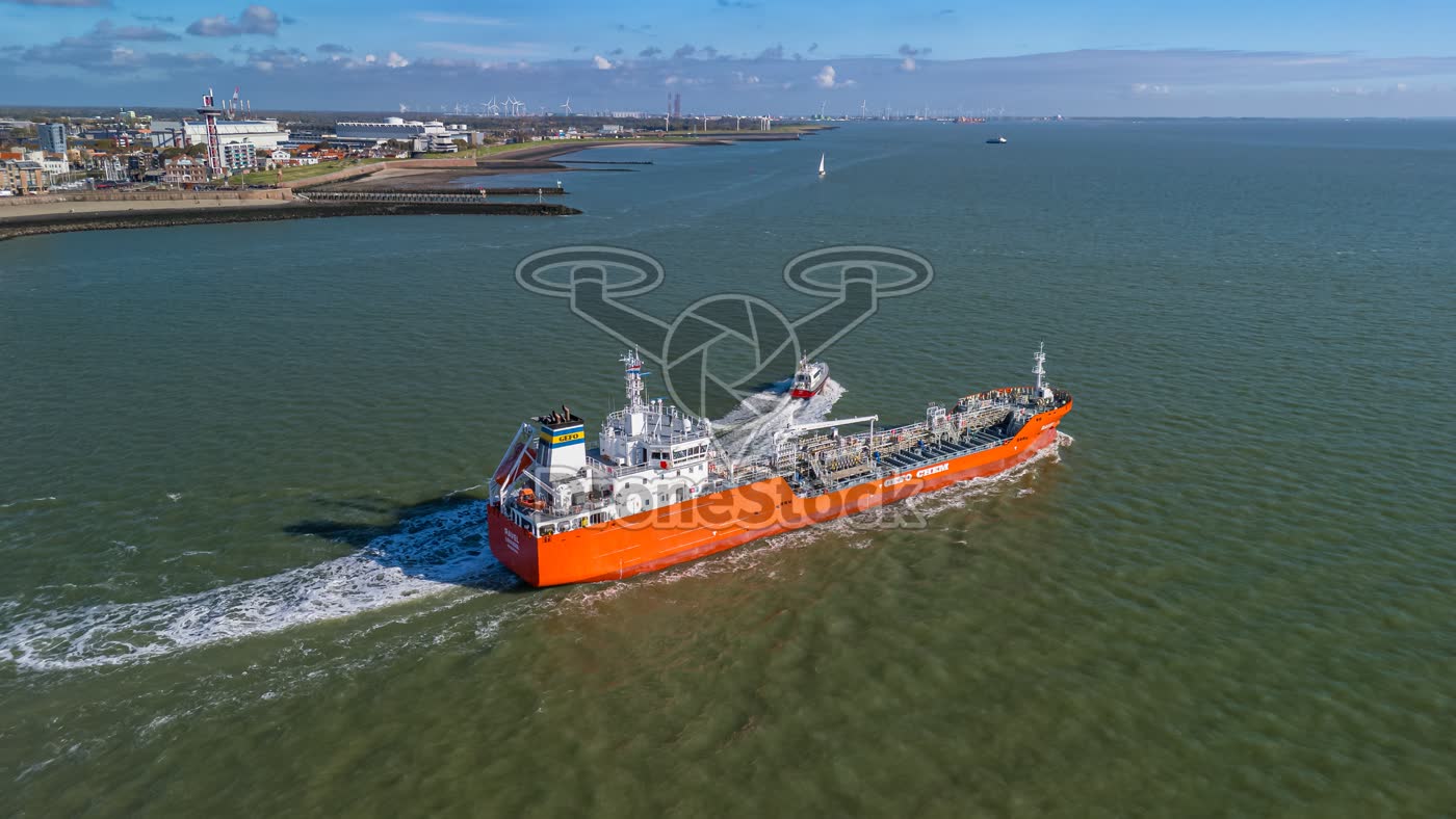 Tanker Ravel Gefo Chem passeert Vlissingen onder begeleiding van een loodsboot