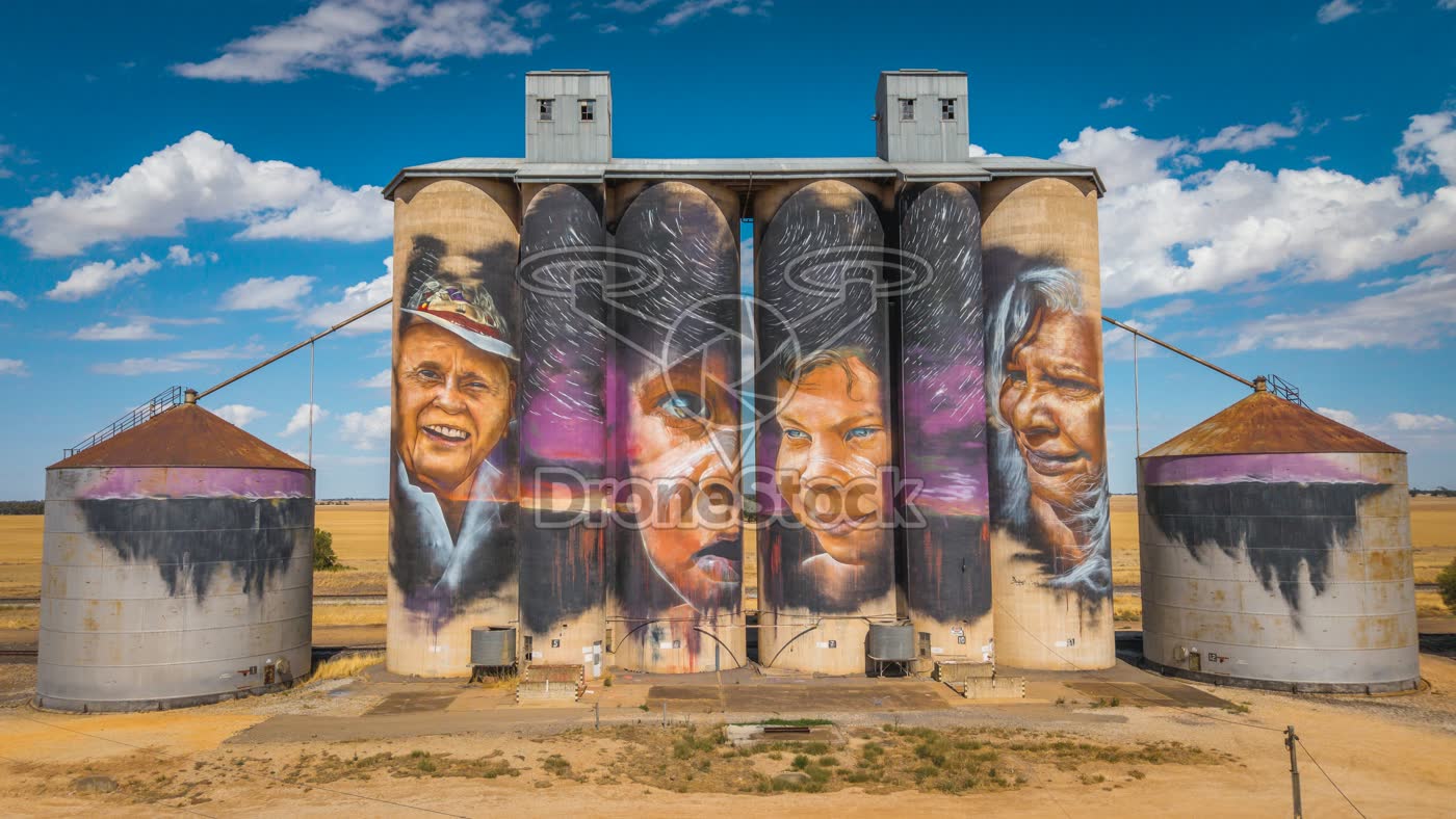 Beschilderde silo's Sheep Hills Victoria