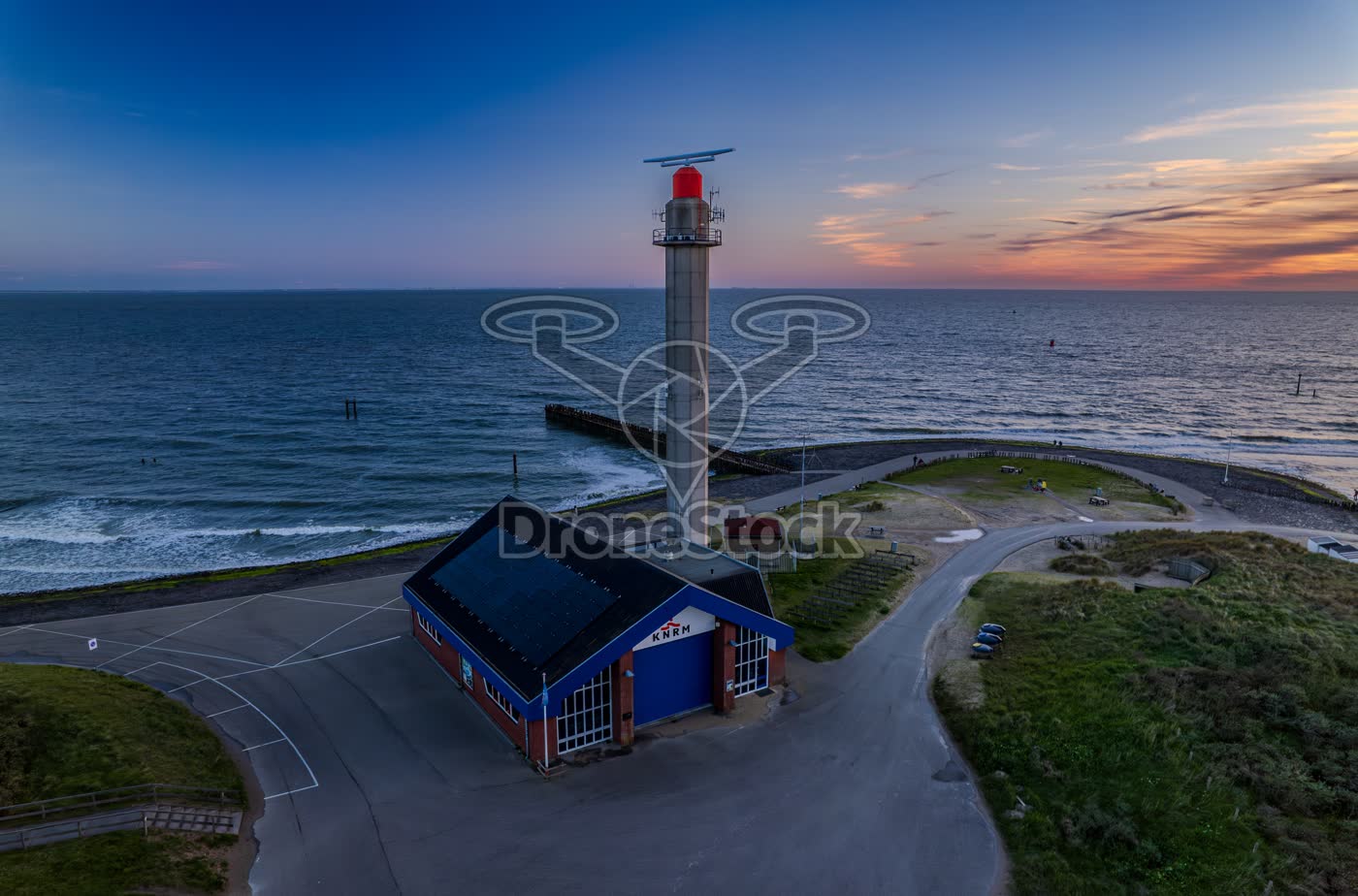 KNRM reddingstation en radartoren aan de zeedijk van Westkapelle