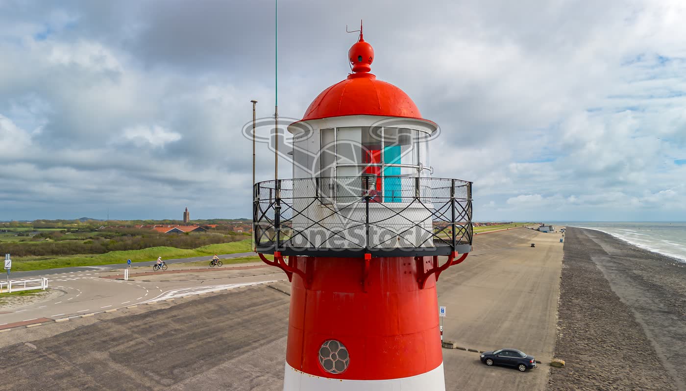 Close-up van het lantaarnhuis en koepel van vuurtoren Noorderhoofd