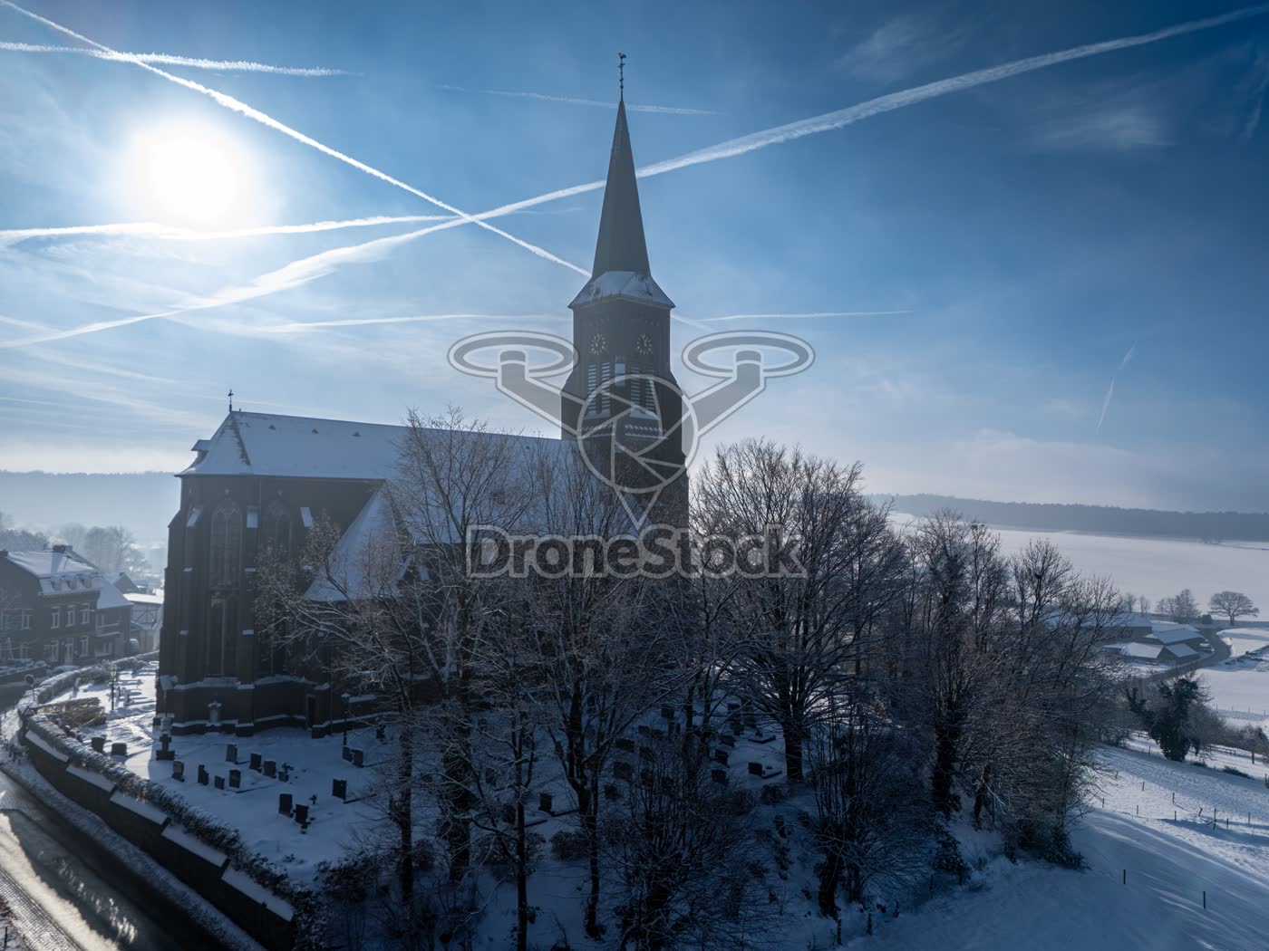 Sint-Martinuskerk Vijlen in de sneeuw bij fel winterlicht