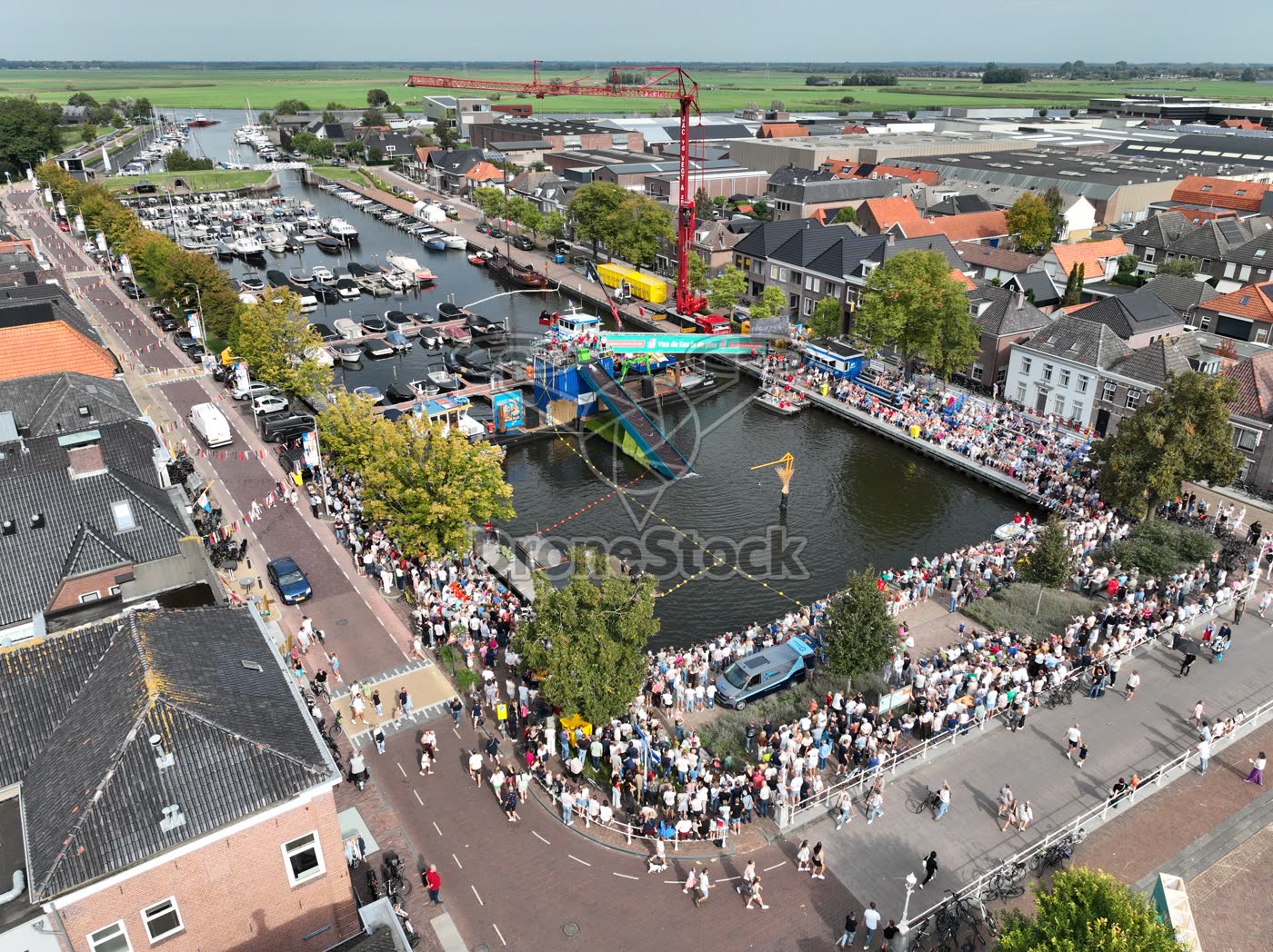 Publiek bij haven van Genemuiden
