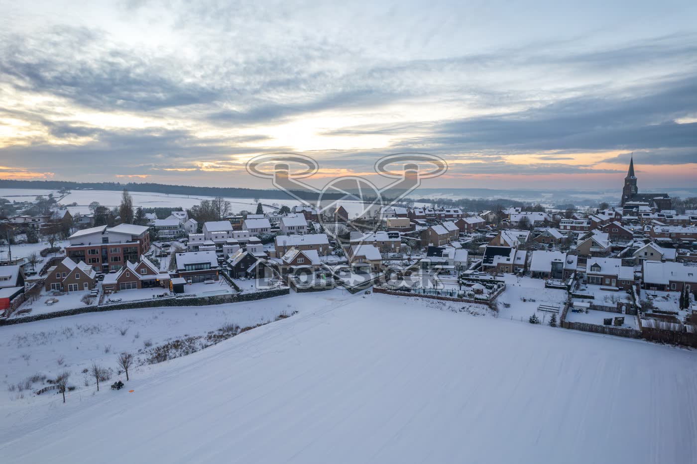 Avond valt in besneeuwd bergdorpje Vijlen