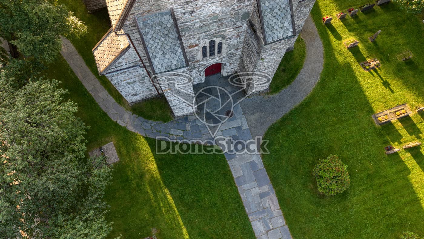 Oude stenen kerk en kerkhof