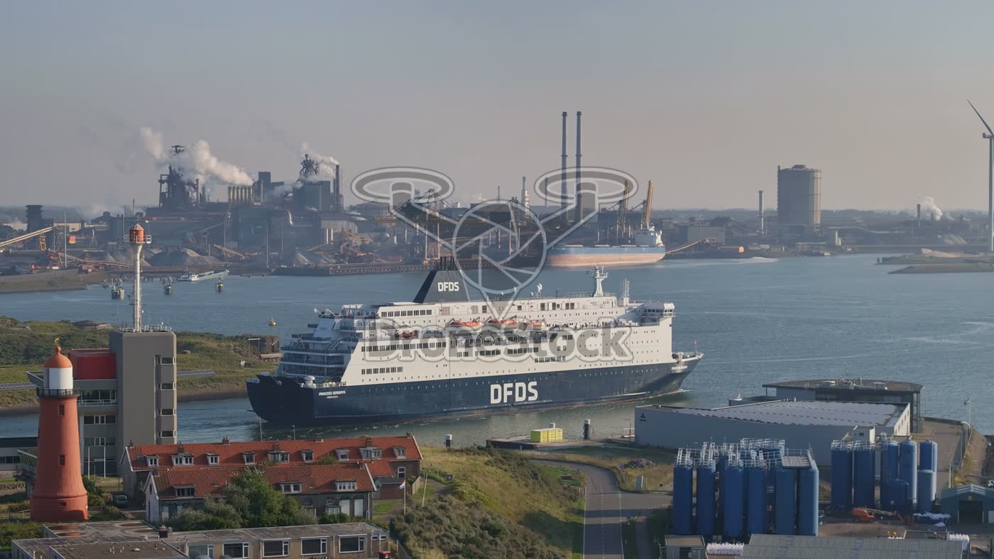DFDS-ferry bij Lage Vuurtoren IJmuiden 2