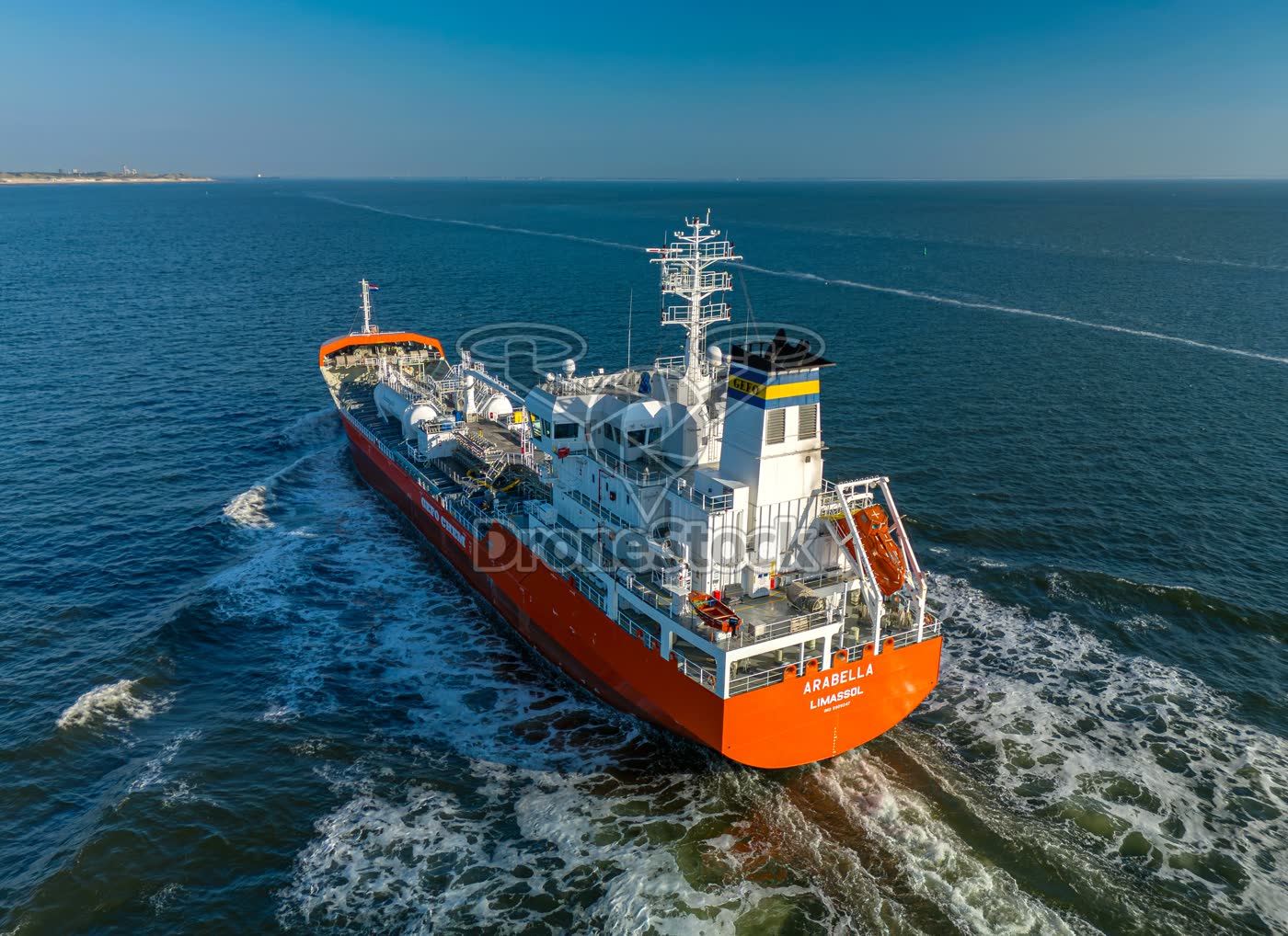 Achterzijde en dek van de tanker Arabella bij Zoutelande