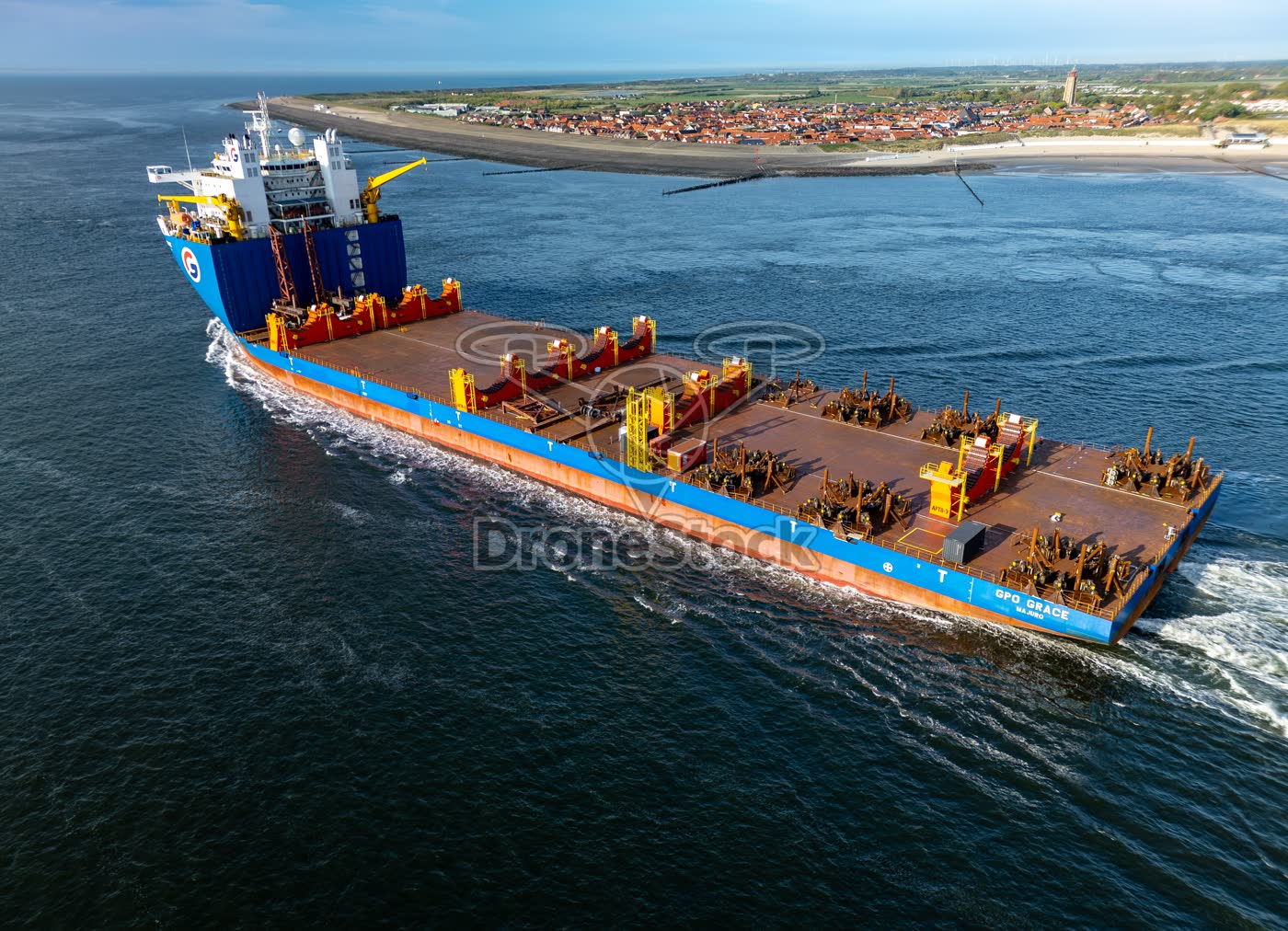 Hoge luchtfoto van het grote laaddek van GPO Grace voor de kust van Westkapelle
