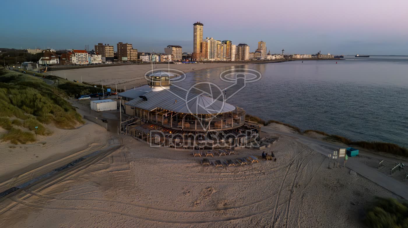 Strandpaviljoen Panta Rhei op het Nollestrand bij schemering