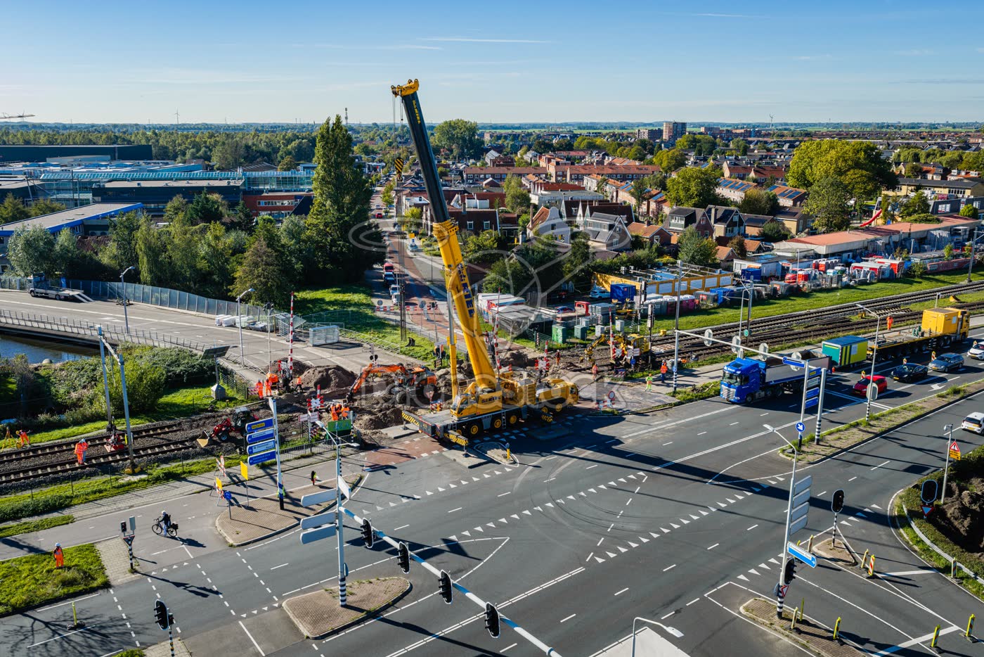 Bouwkraan bij spoorwegovergang Krommenie