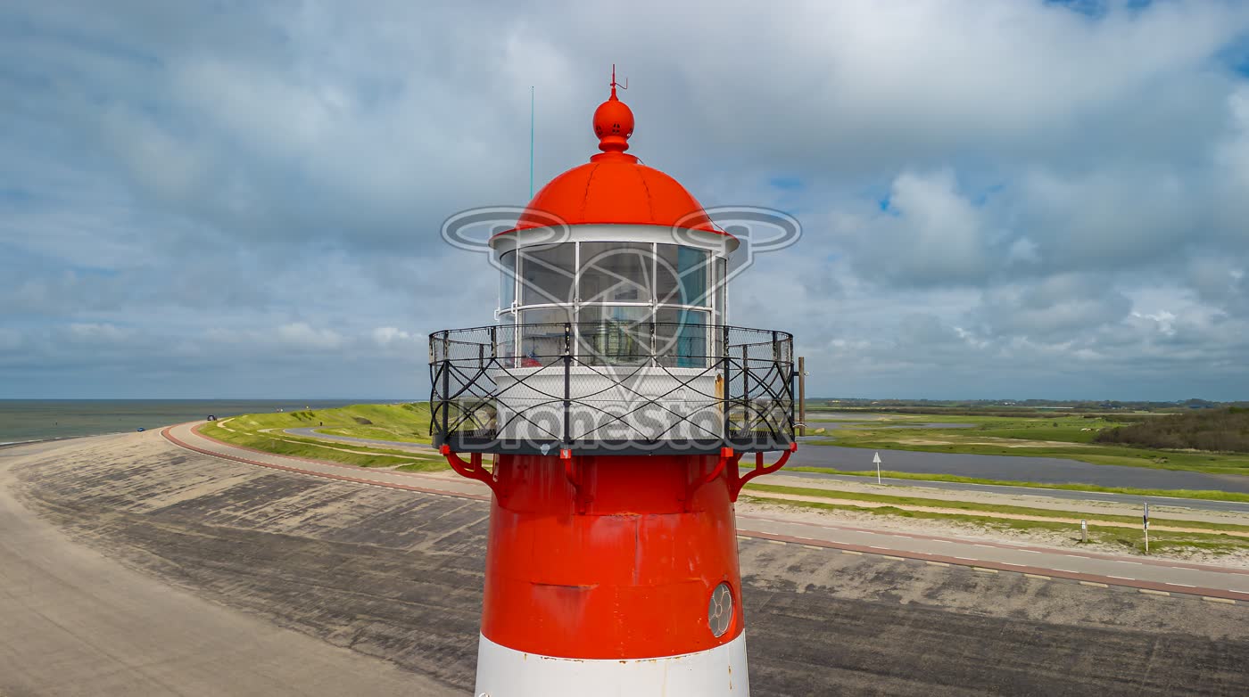 Bovenkant van vuurtoren Noorderhoofd met zicht op de kustlijn