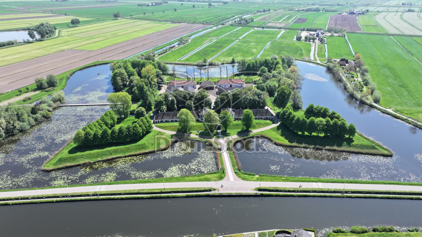 Fort Wierickerschans met grachten bij Bodegraven