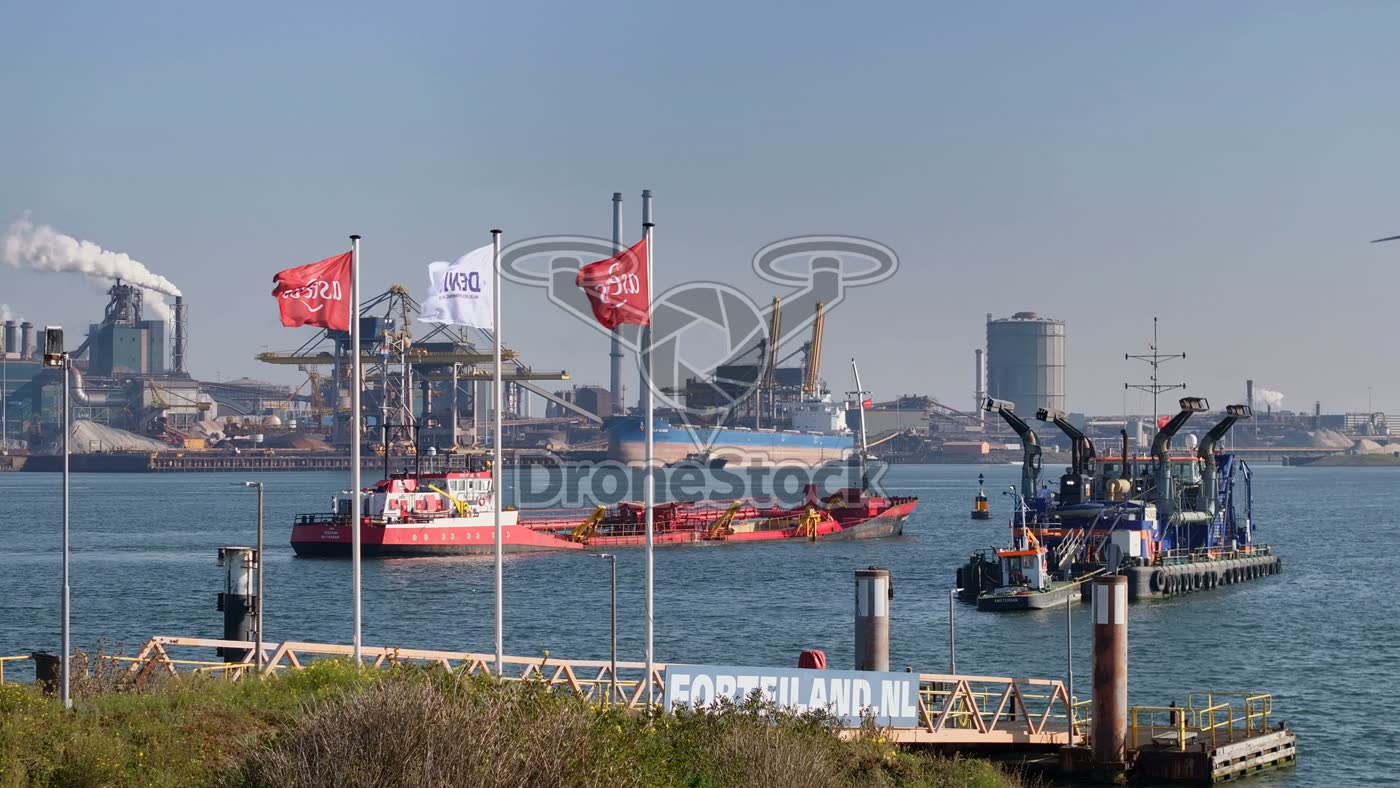 Sleepboten bij Forteiland IJmuiden 2