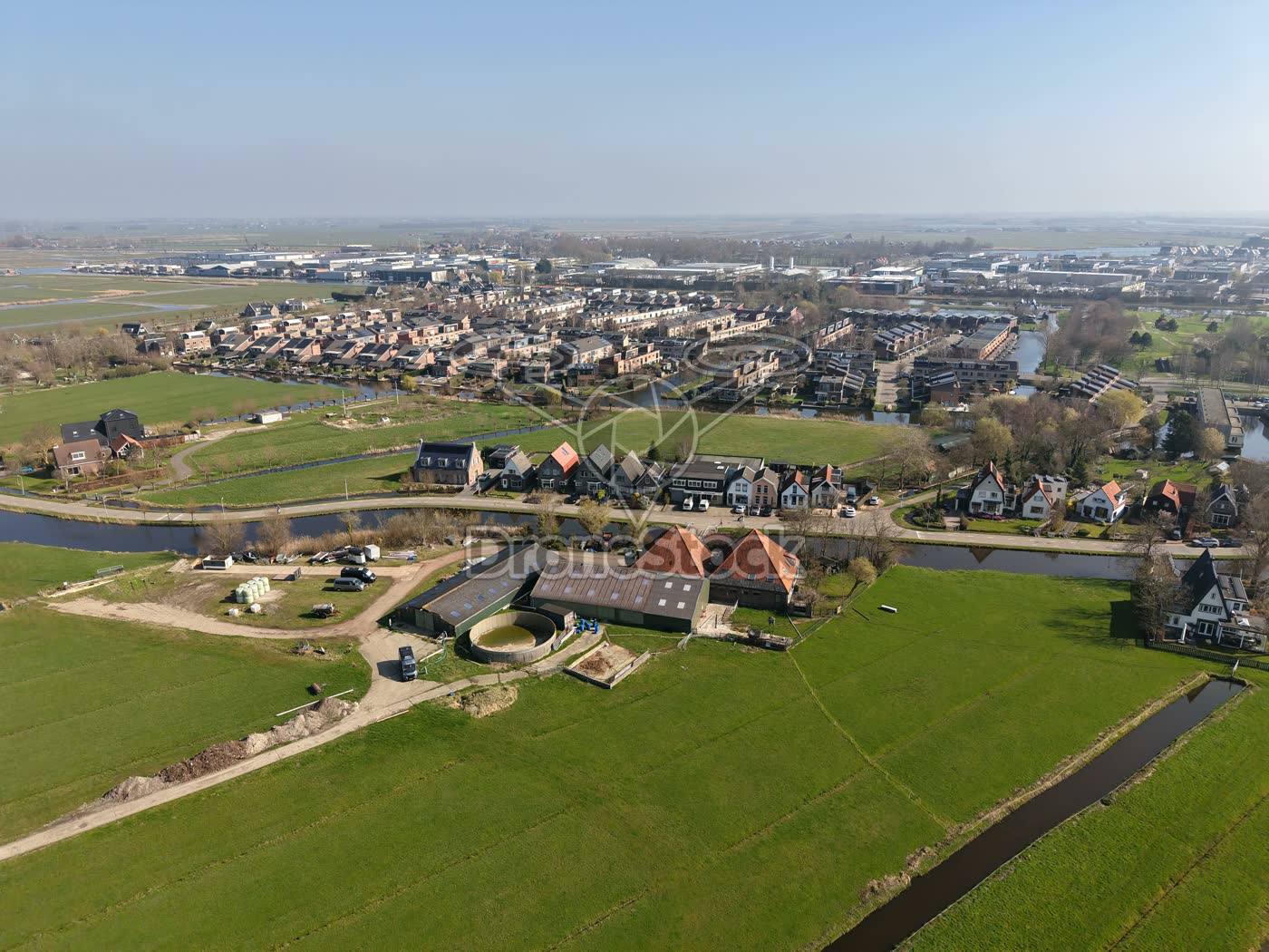 Woonwijk en polder bij Krommenie