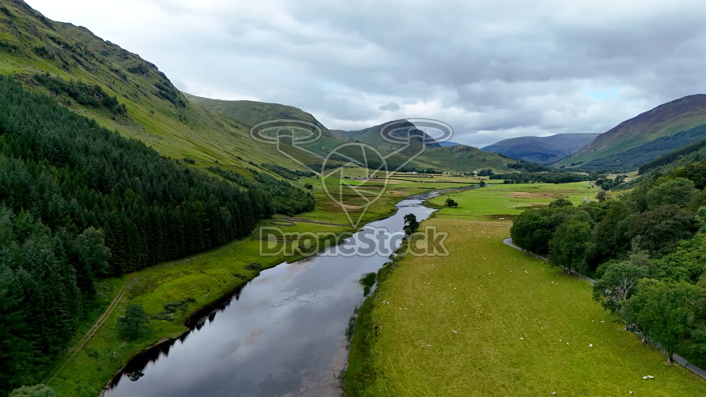 Glen Lyon rivierdal met schapen