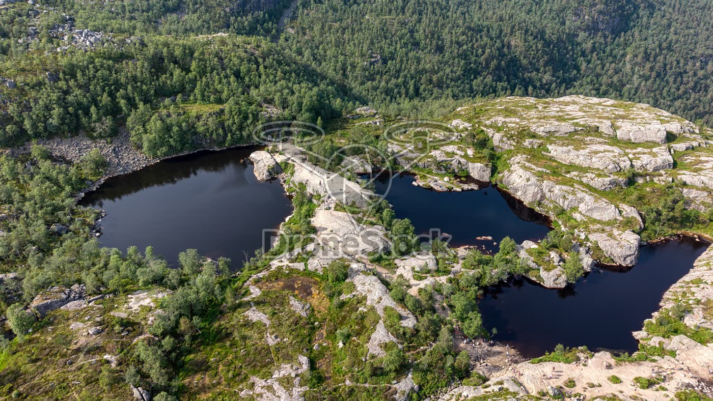 Bergmeren tussen rotsen en bos