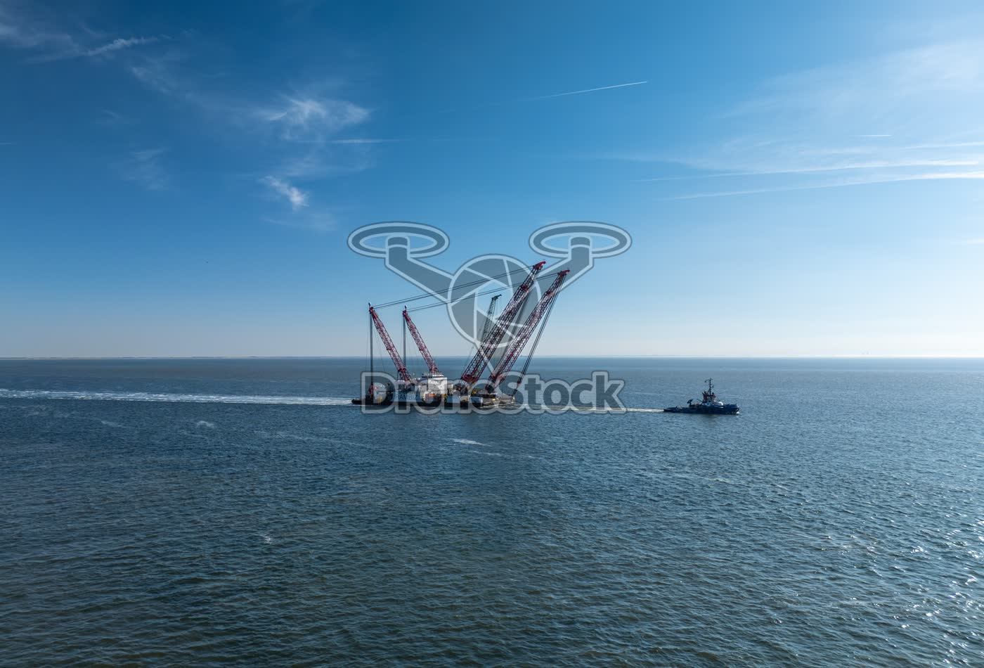 Hijsschip Rambiz en sleepboot op open zee