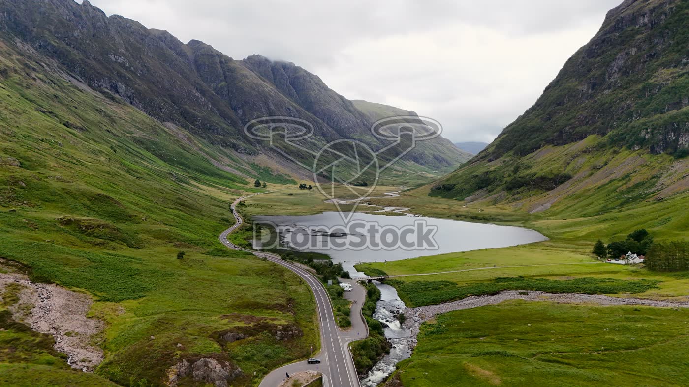 Glencoe-vallei met weg en loch